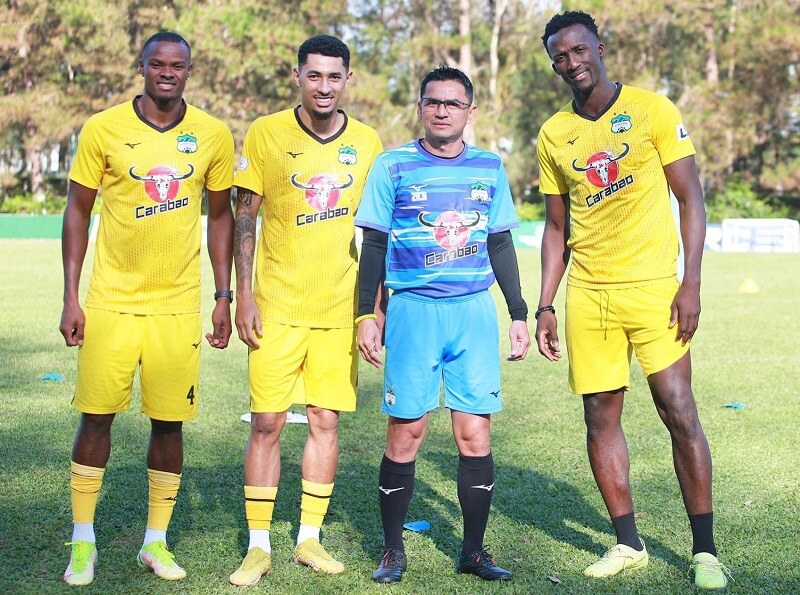 Thầy trò HLV Kiatisuk Senamuang chụp ảnh với áo mới. (Ảnh: Báo Thanh Niên)