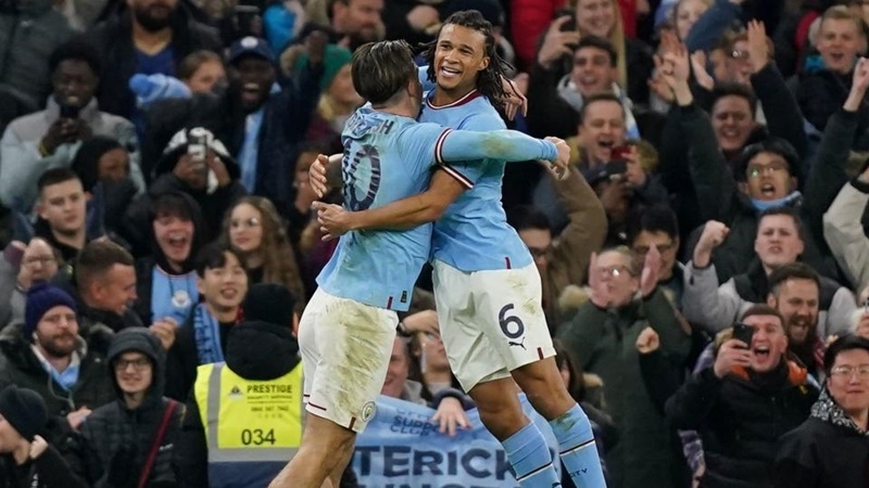 Ake tỏa sáng giúp Man City đi tiếp