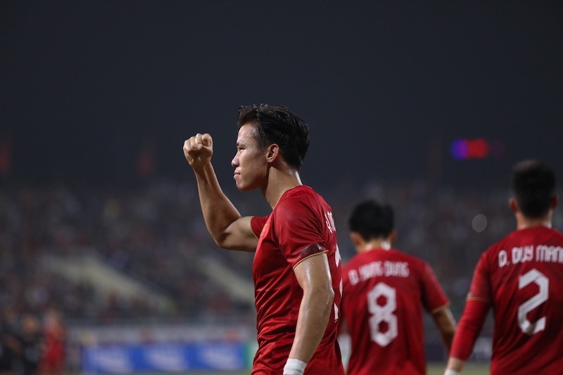 Ngọc Hải dạt biên tạt bóng đẳng cấp như Theerathon (Ảnh: TTVH)