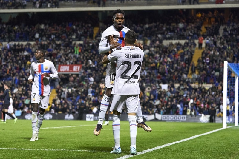 Fati khép lại đêm điên rồ cho Barcelona