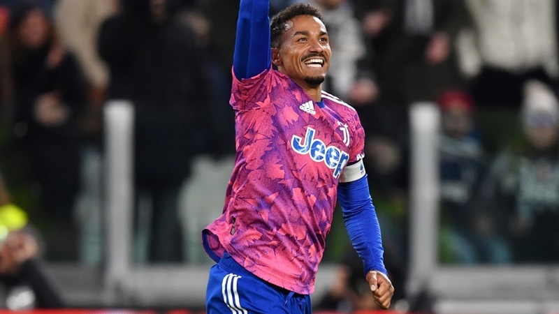 Danilo hóa người hùng đem về 3 điểm cho Bianconeri
