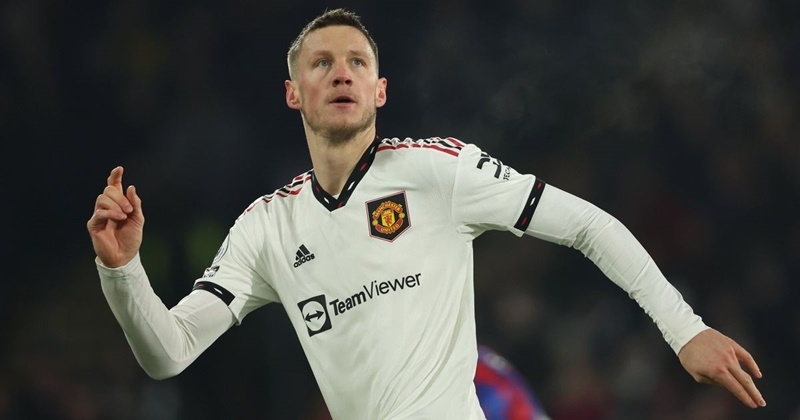 Weghorst tỏ ra rất lạc lõng trên sân