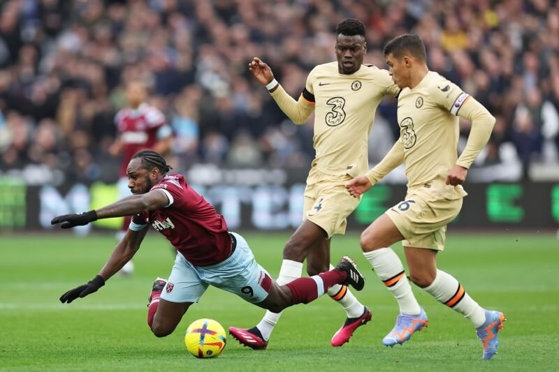 Trung vệ người Brazil trong trận gặp West Ham