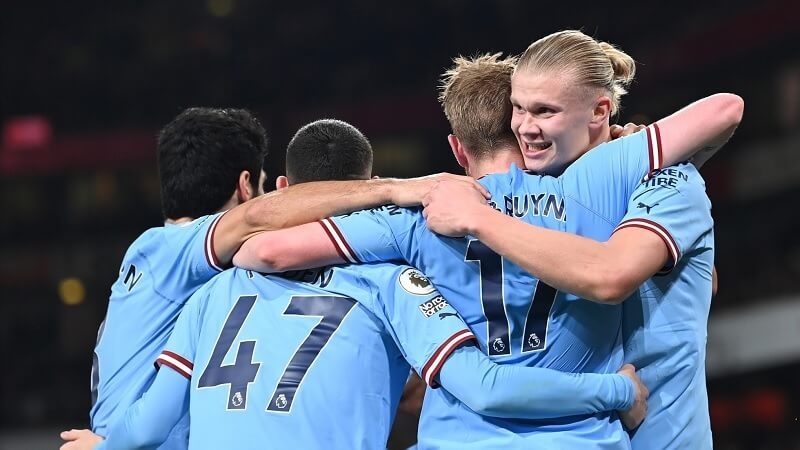 Man City vươn lên trong cuộc đua vô địch