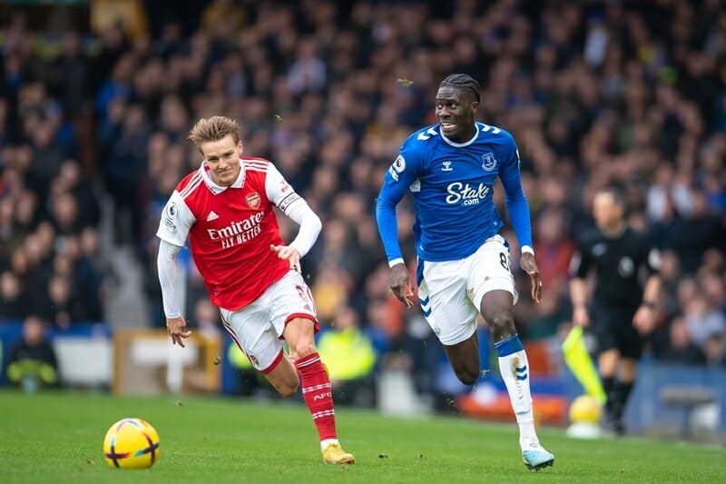 Arsenal đã có bài học đắt giá trước Everton