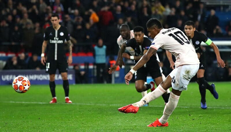 Marcus Rashford thực hiện quả penalty quyết định cho MU.