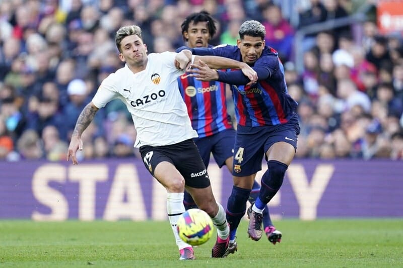 Barcelona rất vất vả sau tấm thẻ đỏ của Araujo