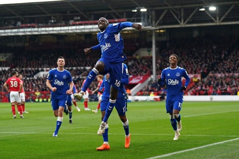 Doucoure tái lập thế dẫn trước cho Everton
