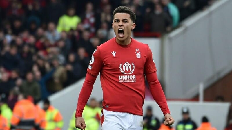 Johnson đóng vai người hùng với cú đúp