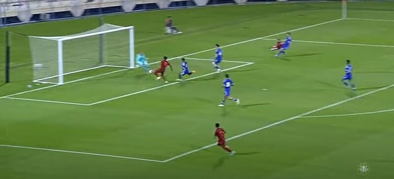 Cầu thủ Thái Lan đưa bóng lên trời ở tình huống này