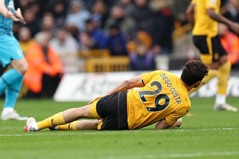 Mới hồi phục sau chấn thương, Diego Costa phải rời sân sau 28 phút vì một chấn thương khác