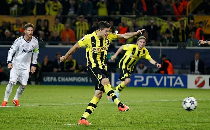 Lewandowski cũng từng nã 4 bàn vào lưới Los Blancos trong 1 trận đấu