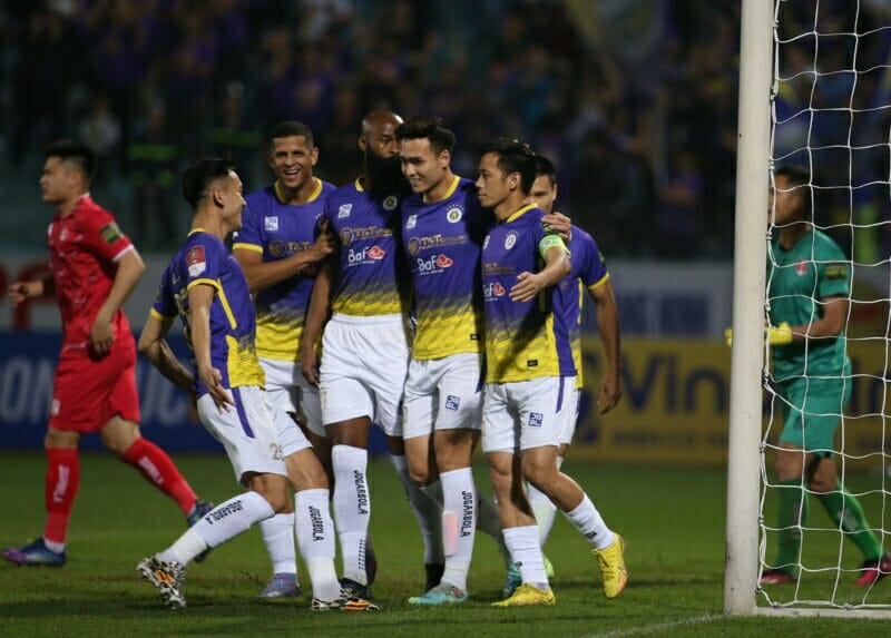 CLB Hà Nội giữ vững ngôi đầu với 4 chiến thắng và 2 trận hòa sau 6 vòng (Ảnh: Vietnamnet)