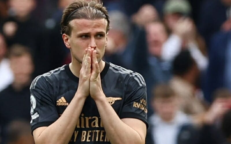 Arsenal hòa 2 trận liên tiếp khi đã dẫn 2 bàn