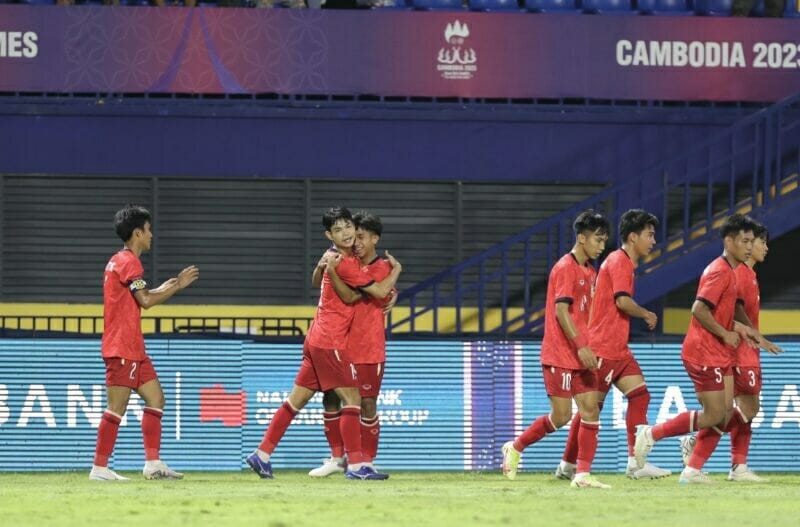 Các cầu thủ Lào bất ngờ rút ngắn tỷ số từ tình huống phản lưới nhà