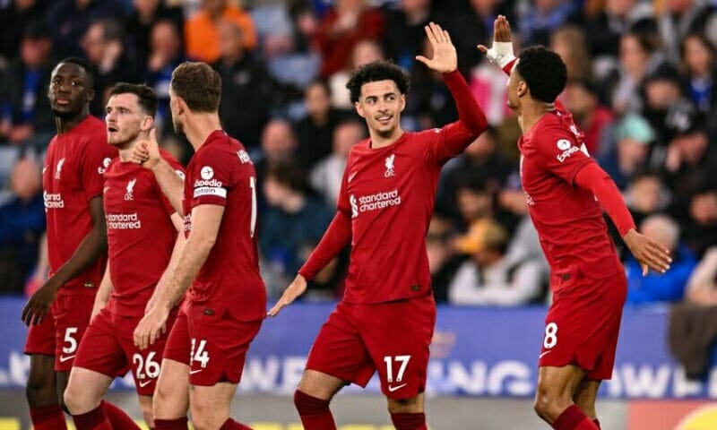Liverpool vừa đá vừa trông đối thủ sẩy chân