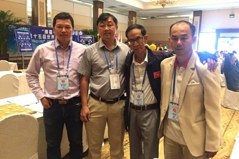 Ông Tô Quốc Khanh (thứ 2 từ trái sang)