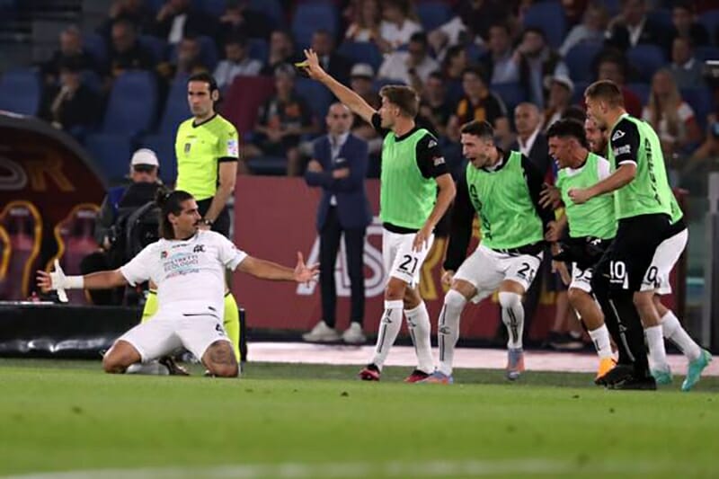 Nikolaou sớm mở tỷ số cho Spezia