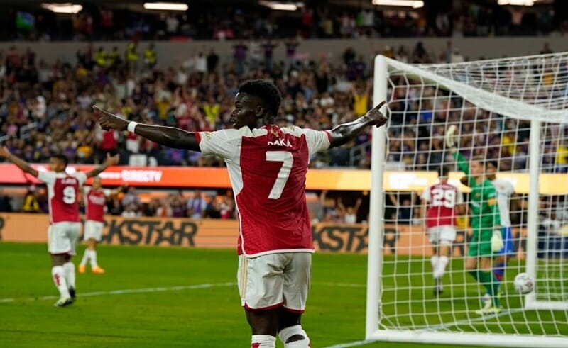 Saka ghi bàn và bỏ lỡ phạt đền