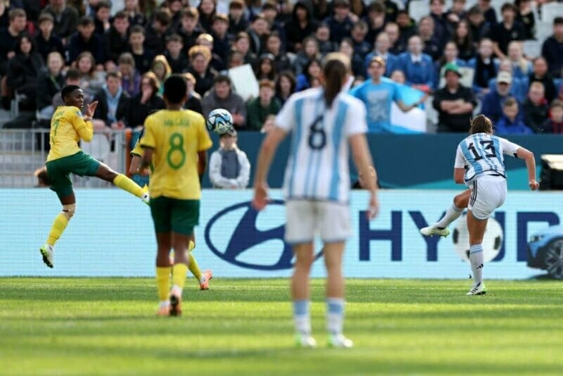 Siêu phẩm của Braun khai màn cho 5 phút bùng nổ của các cầu thủ Argentina