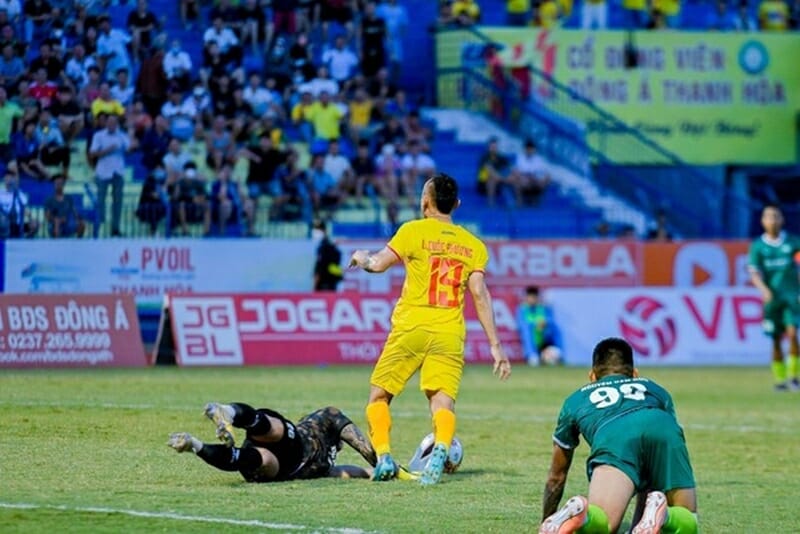 Tình huống dẫn đến phạt đền cho Thanh Hóa (ảnh: Thanh Niên)
