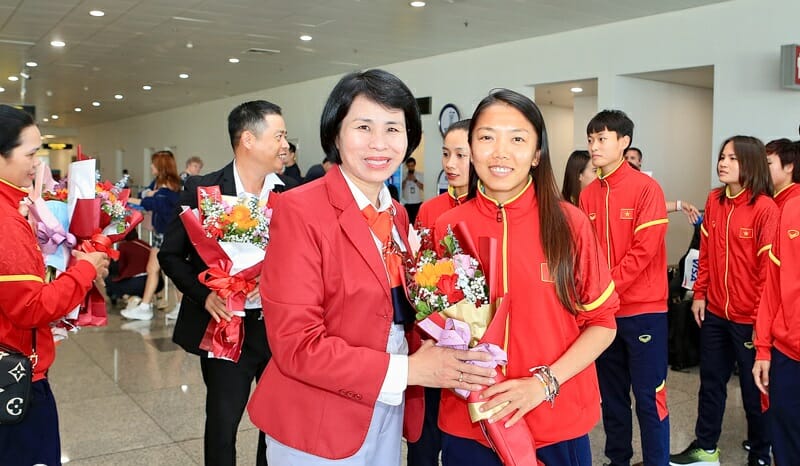 Huỳnh Như chụp hình tại sân bay (Ảnh: VFF)