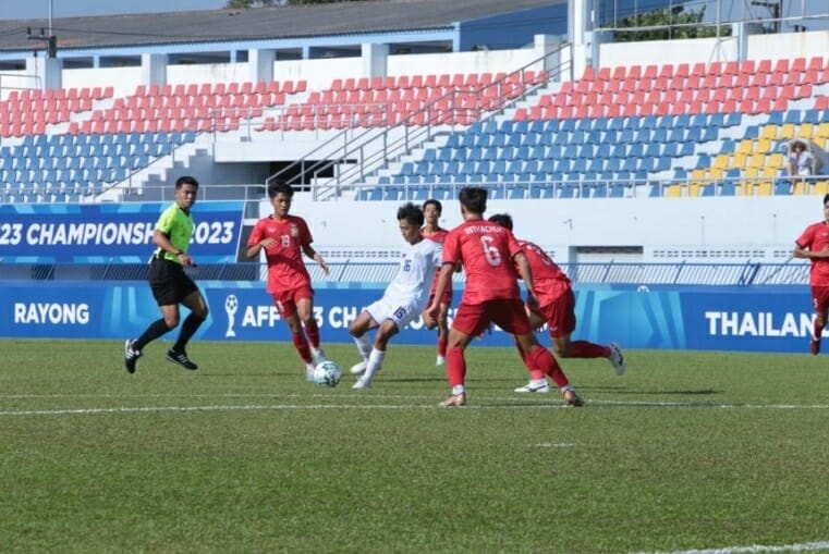 2 đội cầm chân nhau trong cơn mưa bàn thắng