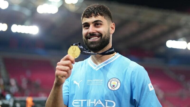 Siêu hậu vệ của Man City suýt bỏ bóng đá để... đi bán cá