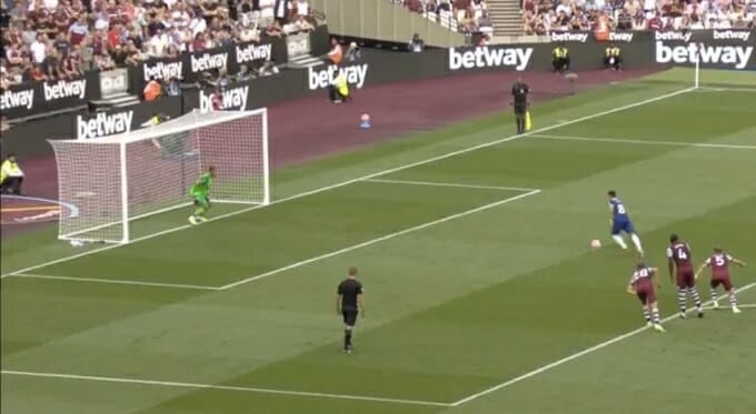 Soucek (28) bị CĐV Chelsea cho là đã di chuyển vào vòng cấm trước khi Enzo đá 11m