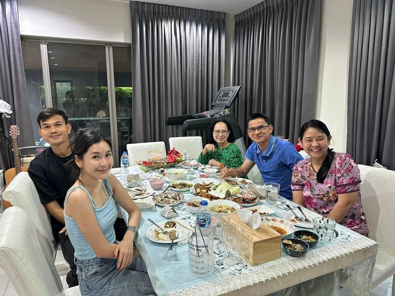 Kiatisuk dùng bữa cùng gia đình Adisak Kraisorn