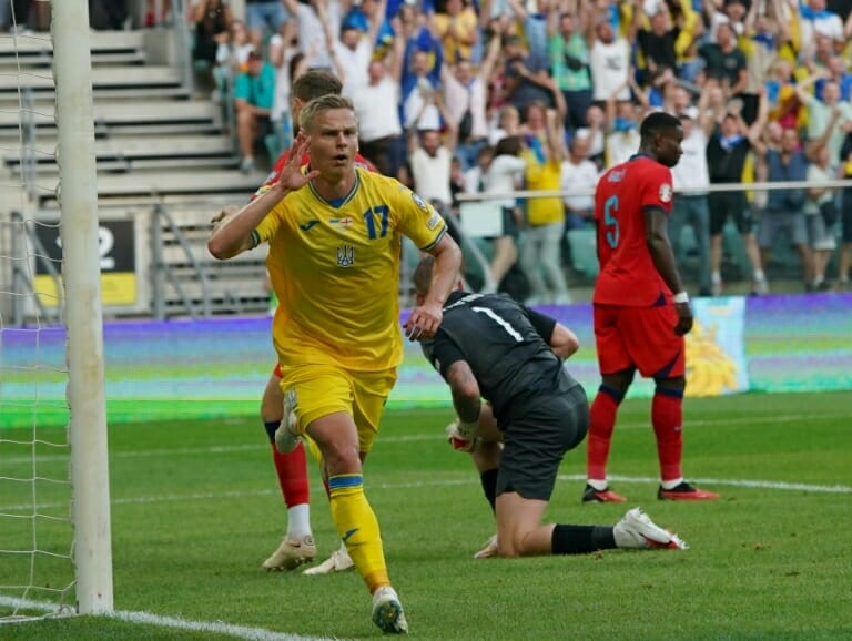 Zinchenko giúp Ukraine vượt lên