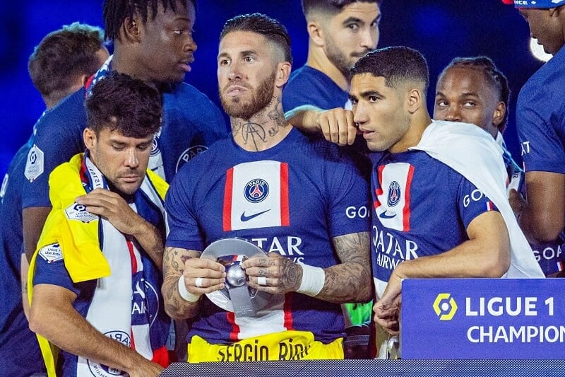 Sergio Ramos cùng PSG vô địch Ligue 1 mùa trước.