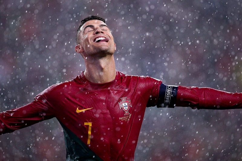 Cristiano Ronaldo lập cú đúp vào lưới Slovakia.