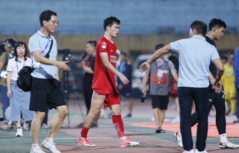 Hoàng Đức vừa dính chấn thương (Ảnh: Thanh Niên)