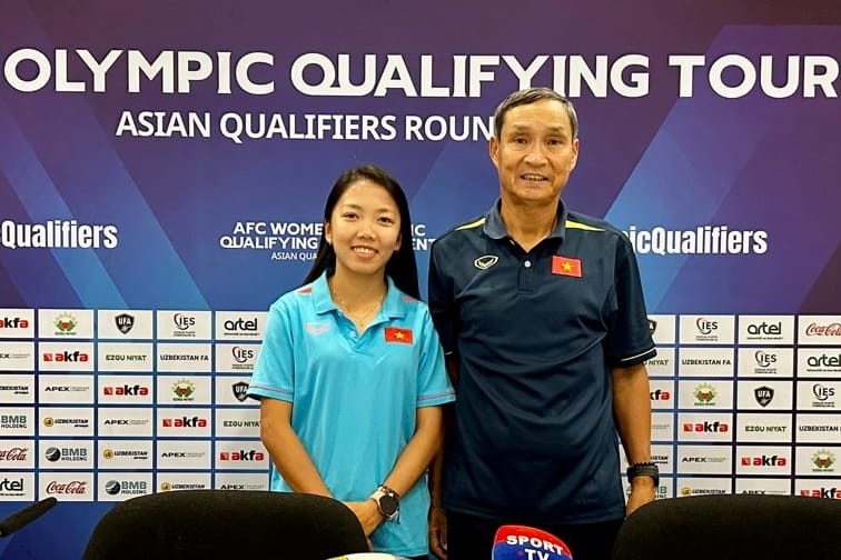 Đội trưởng Huỳnh Như và HLV Mai Đức Chung trong buổi họp báo (Ảnh: Bongda24h)