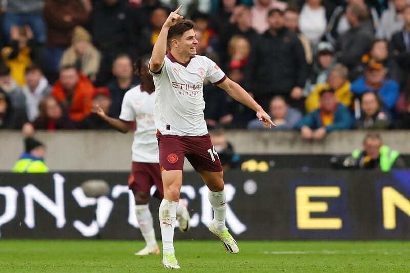 Julian Alvarez đang tận dụng tốt quãng thời gian Kevin De Bruyne nghỉ thi đấu.