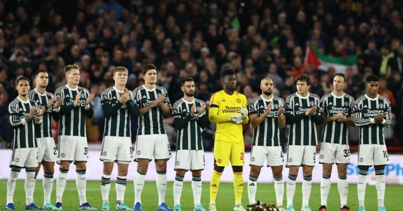 Man United tưởng niệm Sir Bobby Charlton