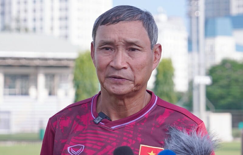 Ông Chung đang hướng dẫn các cầu thủ nữ tập luyện để chuẩn bị cho vòng loại Olympic 2024 (Ảnh: VietnamPlus)