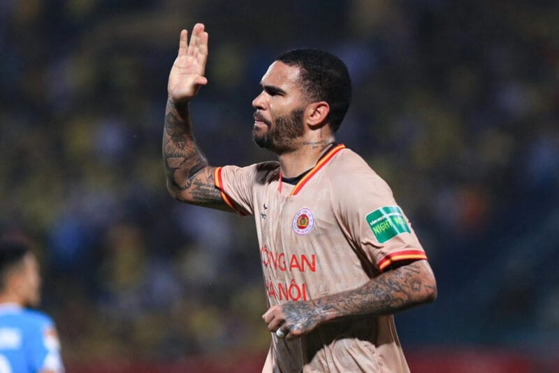 Cley chưa thể chuyển đến SLNA như dự kiến (Ảnh: Dân Việt)