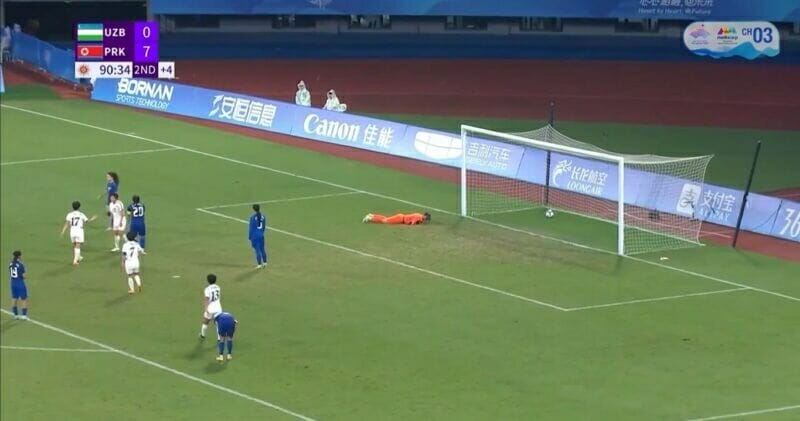 Đội tuyển nữ Triều Tiên tỏ ra quá mạnh so với tuyển nữ Uzbekistan.