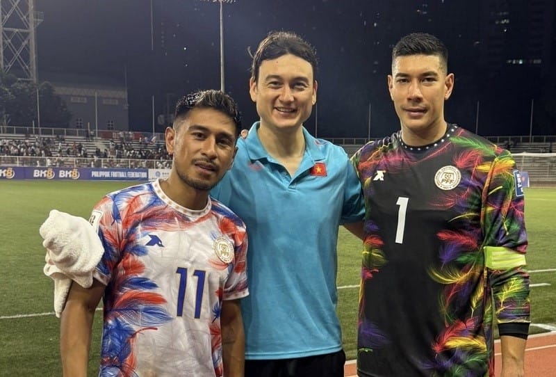 Đặng Văn Lâm chụp ảnh cùng Daisuke Sato và Neil Etheridge (Ảnh: Instagram nhân vật).