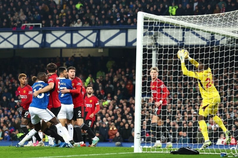 Onana chơi chắc chắn trước Everton