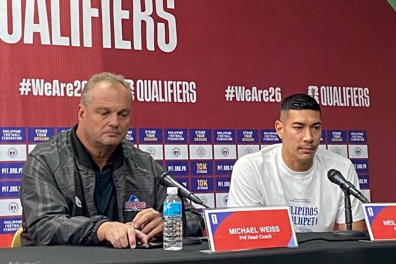 HLV Michael Weiss và các học trò chuẩn bị tiếp đón ĐT Việt Nam. (Ảnh: BONGDA24H)