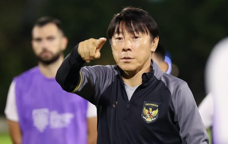 HLV Shin Tae-yong và học trò chuẩn bị đấu Iraq. (Ảnh: PSSI)