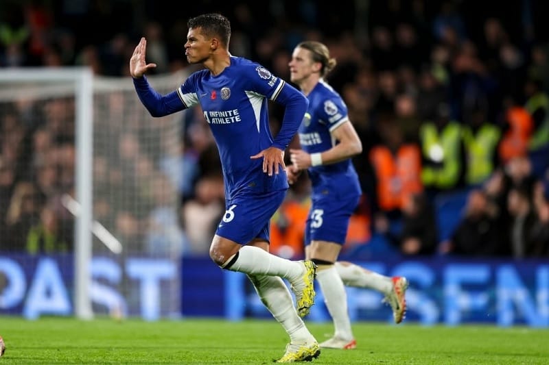 Silva lập công ở trận hòa 4-4 với Man City