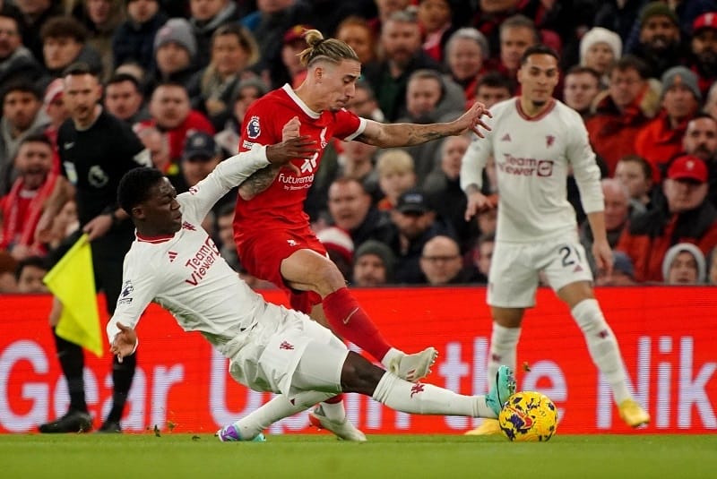 Kobbie Mainoo có thể giảm tải gánh nặng phòng ngự cho Casemiro.