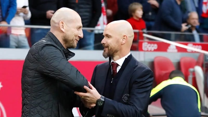 Jaap Stam cho rằng Man United cần hỗ trợ Erik ten Hag nhiều hơn.