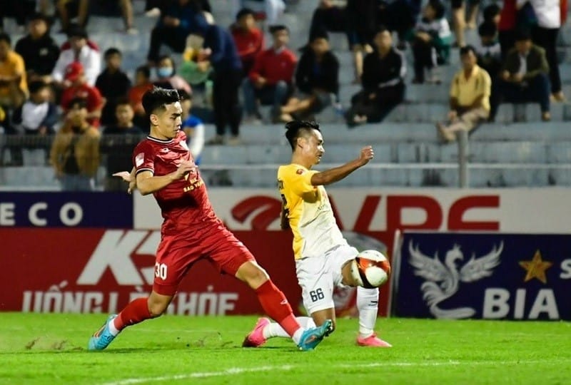 Hiệp một diễn ra với nhịp độ không quá nhanh (Ảnh: MerryLand Quy Nhon Binh Dinh Football Club).