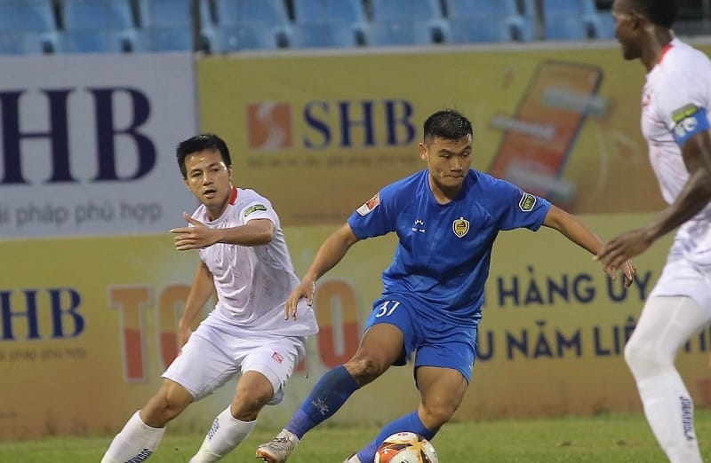 Hải Phòng (áo trắng) thiếu hiệu quả trong khâu tấn công (Ảnh: Sport5).