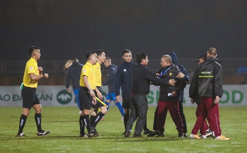Trợ lý HLV SLNA đòi vào sân để đôi co với trọng tài (Ảnh: VnExpress).